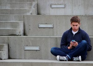 texting-teenager